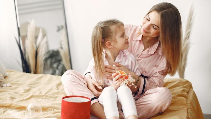 Kiat Sederhana Tunjukkan Rasa Cinta pada Anak, Bikin Si Kecil Merasa Berharga Lho!