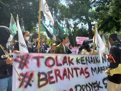 Tolak Kenaikan Harga BBM, Mahasiswa Geruduk Kantor DPRD Buleleng