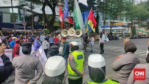 Pasukan 'Berpeci' Basmalah Polda Metro Amankan Demo di Depan DPR