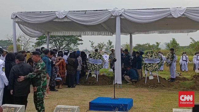 Upacara pemakaman awak pesawat G-36 Bonanza dilakukan secara militer. Suasana haru menyelimuti pemakaman yang dihadiri oleh keluarga hingga KSAL.