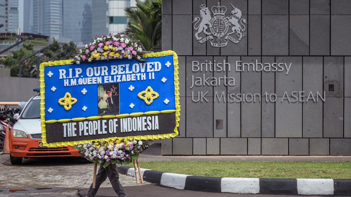 FOTO: Tekuk Lutut dan Air Mata Dunia Melepas Ratu Elizabeth II