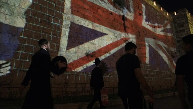 Ratu Elizabeth II acap dilihat sebagai simbol kerajaan kolonial, sebuah institusi yang memperkaya diri melalui kekerasan, perampasan, dan penindasan.
