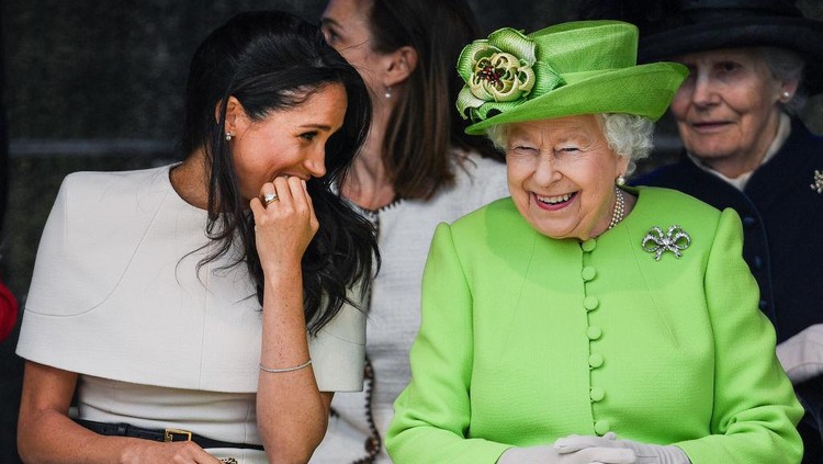 CHESTER, ENGLAND - JUNE 14:  Queen Elizabeth II sitts and laughs with Meghan, Duchess of Sussex during a ceremony to open the new Mersey Gateway Bridge on June 14, 2018 in the town of Widnes in Halton, Cheshire, England. Meghan Markle married Prince Harry last month to become The Duchess of Sussex and this is her first engagement with the Queen. During the visit the pair will open a road bridge in Widnes and visit The Storyhouse and Town Hall in Chester.  (Photo by Jeff J Mitchell/Getty Images)