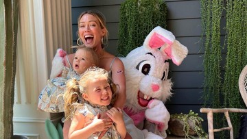 TANTANGAN MENYUSUI HILARY DUFF DAN MILA KUNIS