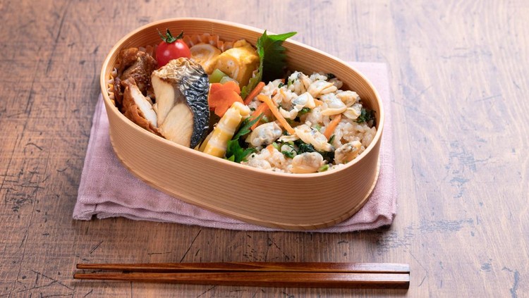 Ilustrasi Ide Menu Bekal Anak Sekolah Asari Clam Mixed Rice and Grilled fish