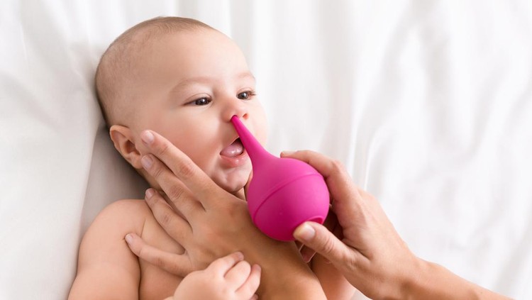 Ilustrasi membersihkan hidung bayi dengan bulb syringe