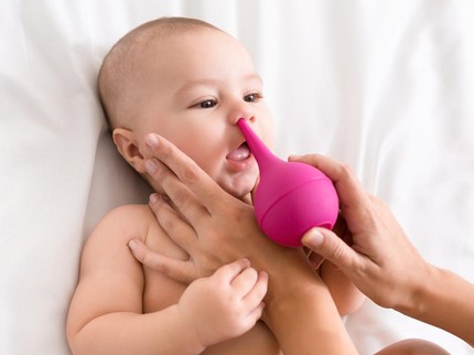 3 Cara Membersihkan Hidung Bayi, Bunda Perlu Tahu