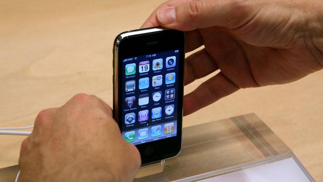 iPhone Generasi Pertama Dilelang Rp745 Juta, Apa Istimewanya? Sebuah iPhone generasi pertama dalam keadaan tersegel dilelang senilai US$50 ribu (Rp745 juta). Worthed kah?