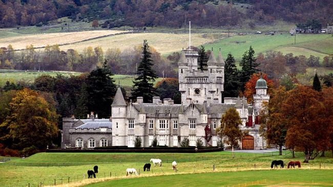Sejak kecil hingga hari-hari terakhir masa hidupnya, Ratu Elizabeth II menyukai keberadaannya di Kastil Balmoral di Skotlandia. 