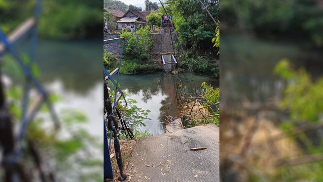 Jembatan gantung di Desa Kregenan, Kecamatan Kraksaan, Kabupaten Probolinggo, Jawa Timur, ambruk dan putus, Jumat (9/9).