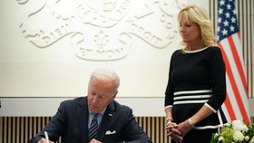 Biden Beri Penghormatan untuk Ratu Elizabeth II di Kedubes Inggris