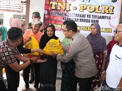 Senyum Sopir Angkot Nganjuk Dapat Sembako Dampak Harga BBM Naik