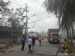 Arus Lalin Dialihkan-Diputarbalik Imbas Kebakaran Gudang Lampu di Kalianak