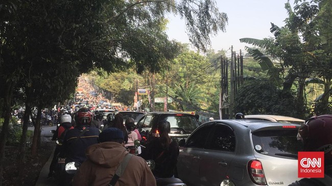 Kemacetan di Pamulang, Tangerang Selatan, tampak bertambah parah belakangan ini. Pemkot Tangsel diminta membenahi masalah ini.