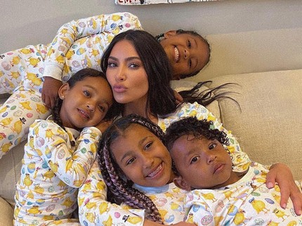 Drama Menyusui 5 Bunda Seleb Luar Negeri, Mulai dari Kim Kardashian hingga Mila Kunis