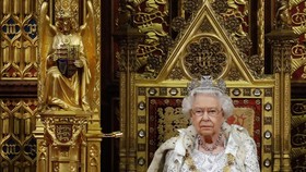 Salah Emoji, Cher Malah Sebut Mendiang Ratu Elizabeth Sapi