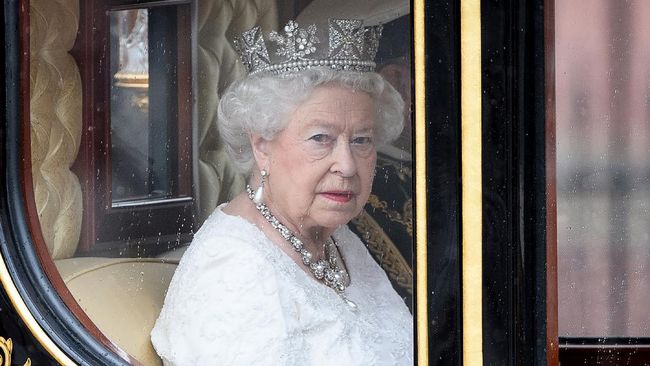 Ratu Elizabeth dikenal sebagai sosok yang suka dengan kalung mutiara. Namun ada banyak perhiasan fantastis yang dimilikinya.