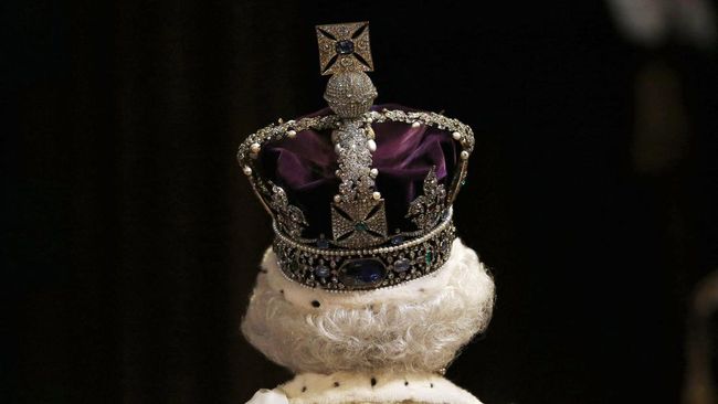 Mahkota yang disebut Imperial State Crown menjadi sesuatu yang paling menonjol lantaran digunakan untuk upacara penobatan Ratu Elizabeth II pada 1953.