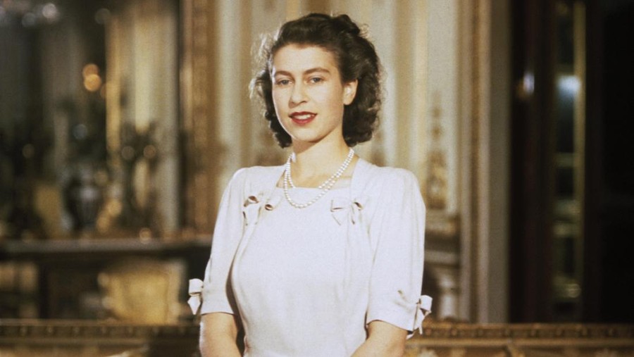 Princess Elizabeth, the future Queen Elizabeth II, in the state apartments at Buckingham Palace during her engagement to Prince Philip, Duke of Edinburgh, July 1947. (Photo by Hulton Archive/Getty Images)