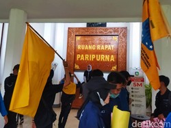 Serukan Penolakan BBM Naik, Mahasiswa Duduki DPRD Banyuwangi