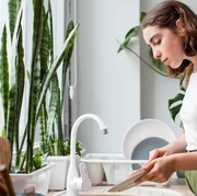 5 Pekerjaan Rumah yang 'Menjengkelkan' tapi Punya Banyak Manfaat untuk Kesehatan