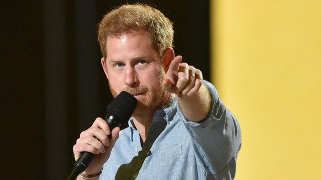 Harry mengklaim Pangeran William dan Kate Middleton menyuruhnya pakai kostum Nazi untuk pesta kostum 2005, padahal William dan Kate baru pacaran 2007.