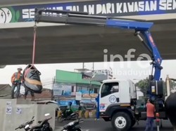 Diprotes Warga, Patung Sepatu Cibaduyut yang Baru Dicopot Lagi