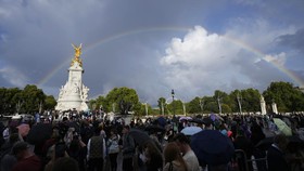 Ratu Elizabeth Wafat, Netizen Heboh Pelangi Hiasi Istana Buckingham