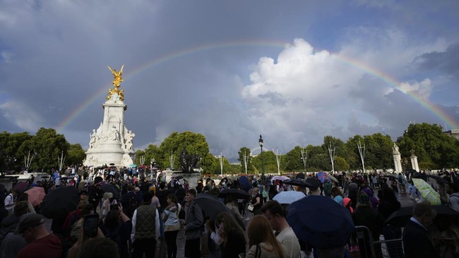Pelangi itu tampak di dekat Istana Windsor, tempat tinggal Ratu Elizabeth II, dan Istana Buckingham sehari setelah Sang Ratu meninggal.