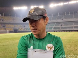 Shin Tae-yong Puji Rumput GBT dan Sebut Surabaya Lebih Panas dari Jakarta