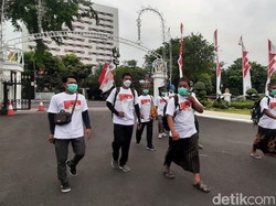 Pencinta Gus Dur Jalan Kaki dari Jombang ke Surabaya Dukung Prabowo-Khofifah