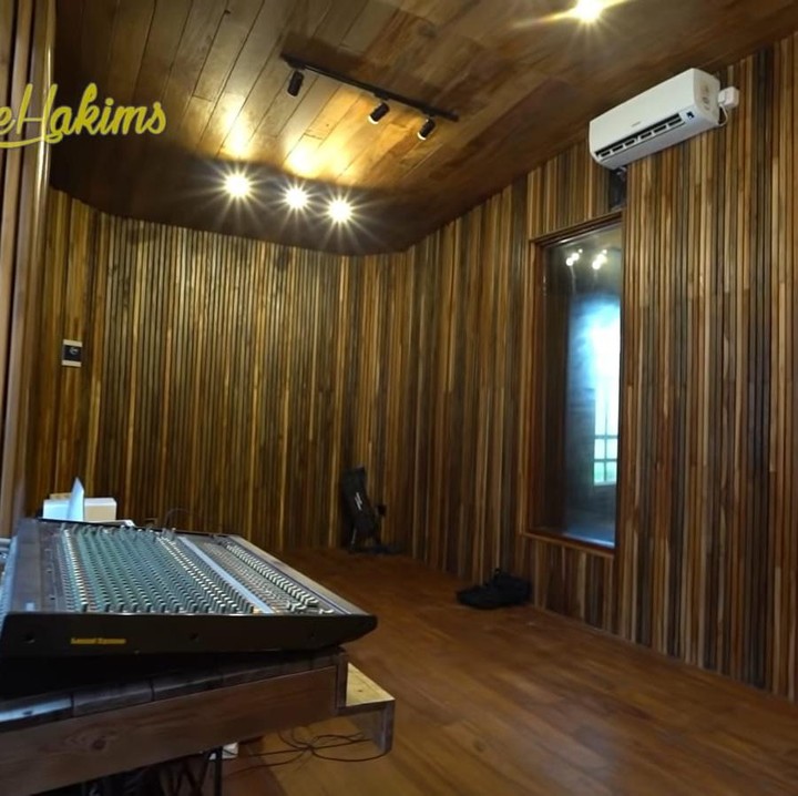 <p>Banyak fasilitas lainnya yang ditawarkan dari pendopo yang satu ini, seperti ruang meeting, studio rekaman, kantor, musala, ruangan untuk <em>make-up</em>, hingga homestay. (Foto: YouTube deHakims)</p>