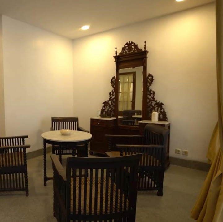 <p>Setiap ruangannya diberikan sentuhan klasik dari furnitur-furniturnya. Mulai dari kursi, lemari, hingga meja. (Foto: YouTube deHakims)</p>