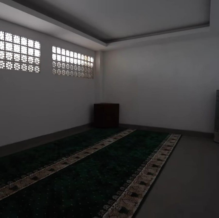 <p>Musala yang disediakan juga tak kalah luasnya dari ruangan yang lain, lho, Bunda. (Foto: YouTube deHakims)</p>