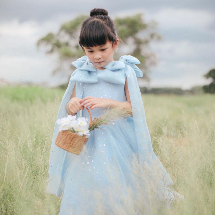 <p>Nastusha tampak berjalan anggun di sebuah padang rumput menggunakan gaun berwarna biru seperti Cinderella, Bunda. Cantik banget, ya! (Foto: Instagram: @chelseaoliviaa)</p>