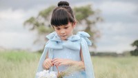 <p>Nastusha tampak berjalan anggun di sebuah padang rumput menggunakan gaun berwarna biru seperti Cinderella, Bunda. Cantik banget, ya! (Foto: Instagram: @chelseaoliviaa)</p>