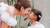 <p>Di hari ulang tahun Nastusha, Glenn mengungkapkan bahwa Chelsea telah menjadi orang tua yang sangat luar biasa selama 6 tahun ini. "6 Tahun yang lalu aku melahirkan gadis cantik yg baik hati ini (emoji hati) Terimakasih sayang memberikan aku perjalanan yg begitu bahagia menjadi orangtuamu. Terimakasih telah hadir di Dunia ini nak @nastusha.olivia.alinskie<em> may God bless you even more sweety,</em>" tulis Chelsea yang bikin netizen baper. (Foto: Instagram: @chelseaoliviaa)</p>