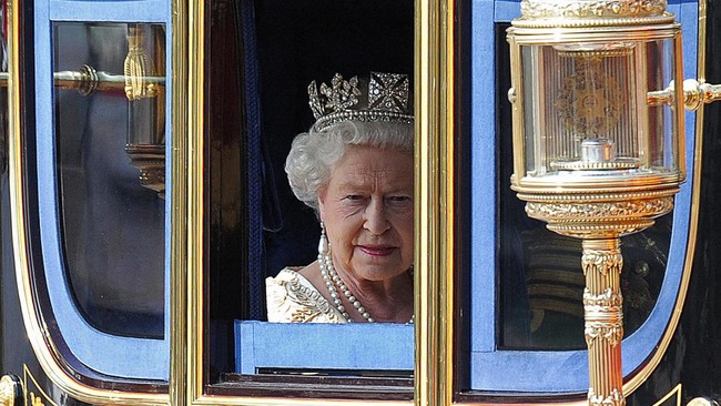 Azyumardi Azra mendapatkan gelar kehormatan CBE dari Ratu Elizabeth II pada 2010.