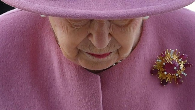 Kepergian Ratu Elizabeth II bermula dari pengumuman kondisi kesehatannya yang dipantau ketat. Simak kronologi lengkapnya.
