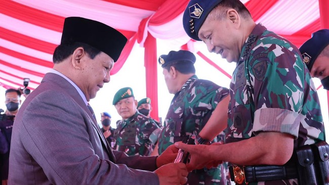 Pistol buatan Pindad diberikan langsung oleh Menhan Prabowo Subianto kepada KSAD, KSAL, dan KSAU sebelum acara pelantikan Komcad TNI 2022.