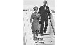 Kisah Ratu Elizabeth ke Indonesia dan Keris Bali untuk Pangeran Philip