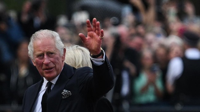 Seorang warga sambut Raja Charles III sangat hangat dengan mencium pipinya di depan Istana Buckingham, London, Jumat (9/9) waktu setempat.