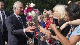 Sorak Sorai Sambut Raja Charles di Istana Buckingham