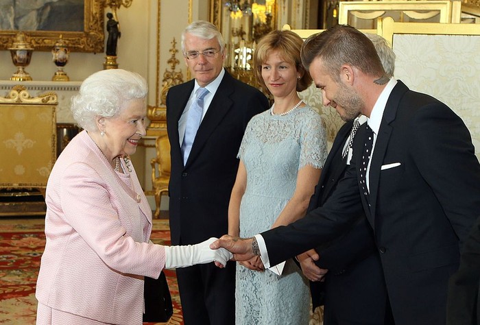 Pesepak bola Inggris itu memang cukup kehilangan atas kepergian Ratu Elizabeth II. Dirinya memang bertemu dengan Ratu beberapa kali, termasuk gathering di Buckingham Palace pada 2015 dan pemberian penghargaan pada 2002. /Foto: AFP via Getty Images/STEVE PARSONS