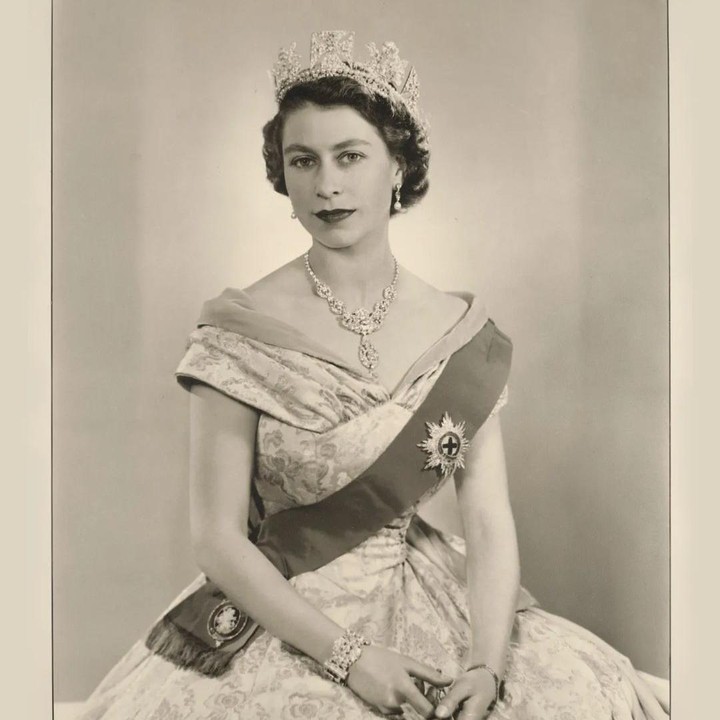 <p>Ratu Elizabeth II naik takhta secara tak diduga. Sang ayah, Raja George VI meninggal dunia ketika Elizabeth tengah melakukan perjalanan ke Afrika di 1952 silam. Elizabeth yang pada saat itu berangkat sebagai putri mahkota, akhirnya pulang sebagai ratu. (Foto: Instagram @theroyalfamily)</p>