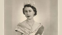 <p>Ratu Elizabeth II naik takhta secara tak diduga. Sang ayah, Raja George VI meninggal dunia ketika Elizabeth tengah melakukan perjalanan ke Afrika di 1952 silam. Elizabeth yang pada saat itu berangkat sebagai putri mahkota, akhirnya pulang sebagai ratu. (Foto: Instagram @theroyalfamily)</p>
