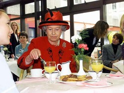 Tak Banyak Orang Tahu, Ratu Elizabeth II Punya 5 Kebiasaan Makan Aneh