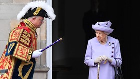 96 Dentuman Meriam untuk Penghormatan Ratu Elizabeth