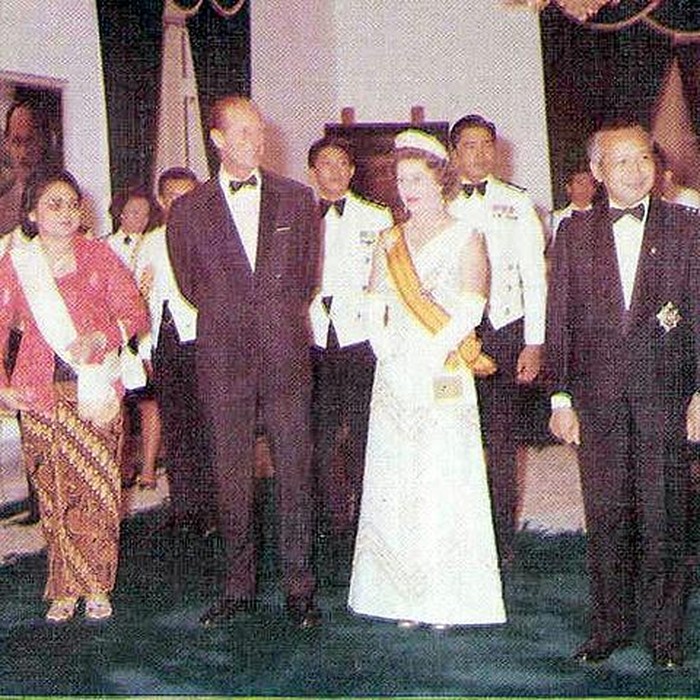 Ratu Elizabeth II dan Pangeran Philip juga sering berkunjung dan bertemu para Presiden Indonesia lho, Beauties. Seperti pada tahun 1974 kala disambut oleh Presiden Soeharto dan Ibu Tien. Foto: Twitter @UKinIndonesia