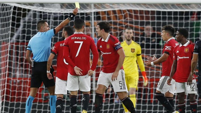 Berita mengenai kekalahan Manchester United dan olahraga Inggris yang berduka usai Ratu Elizabeth II meninggal jadi yang terpopuler.